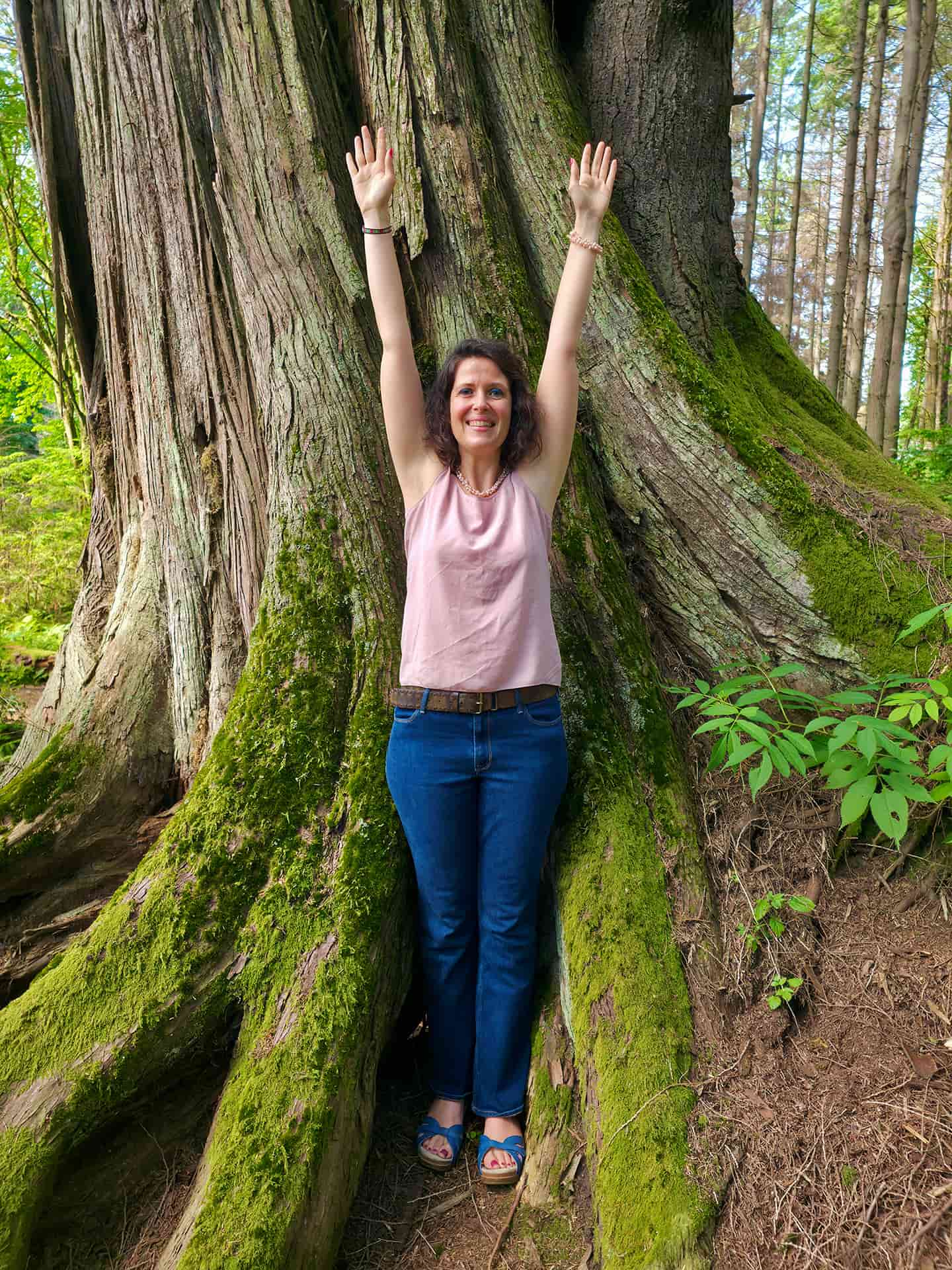 aurore-lacas-arbre-1440x1920 Aurore Lacas standing in front of a tree in the forest