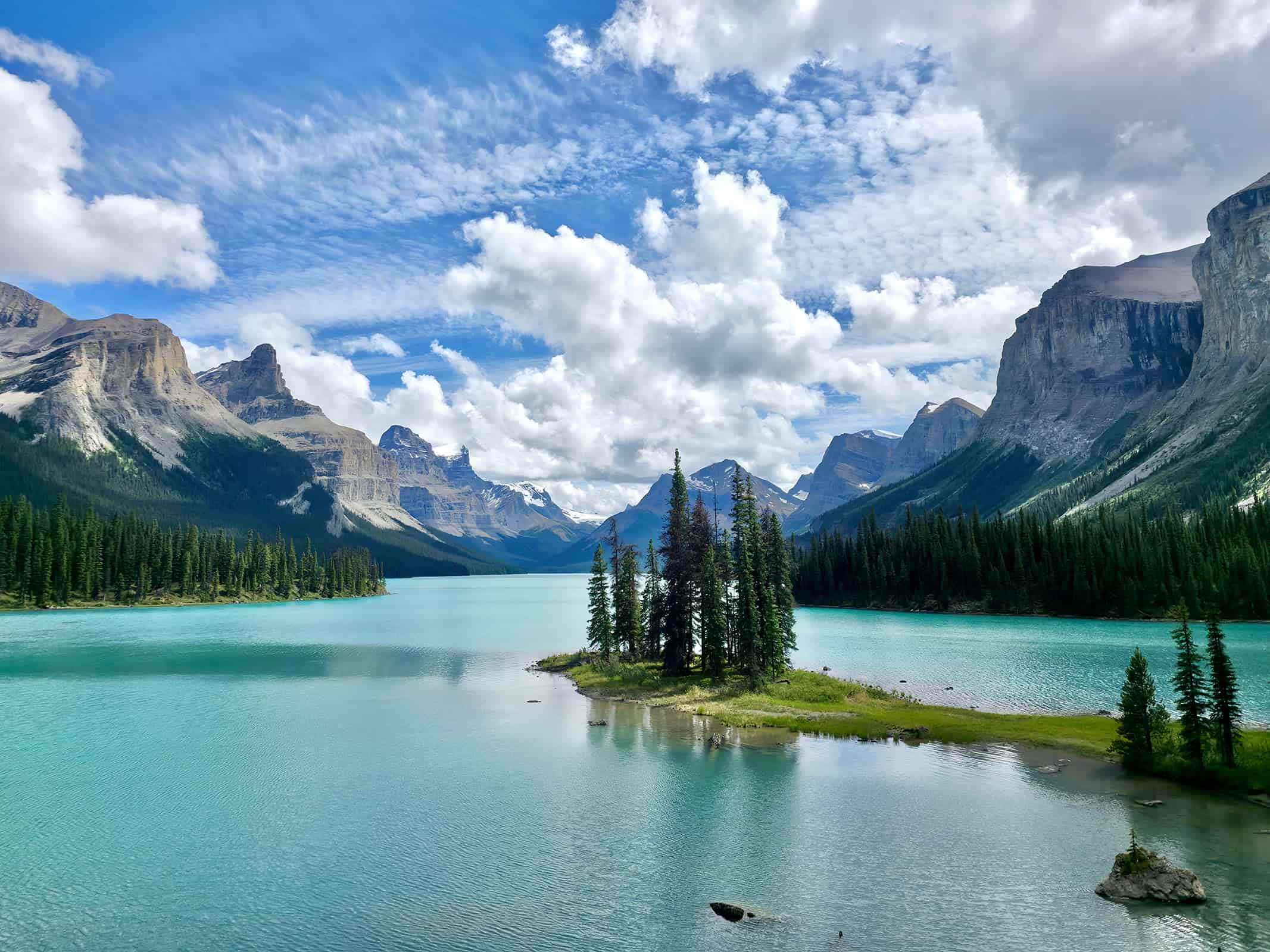 landscape-lake-mountains-british-columbia_2133x1600