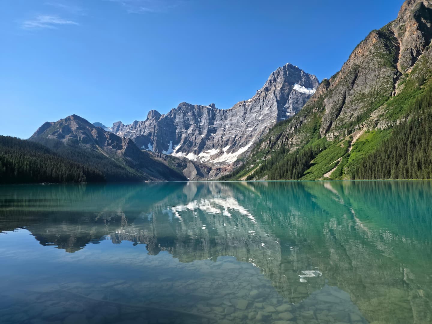 rocheuses-canadiennes-02-1440x1080 Lake with beautiful reflections and mountains in the background - Photo by Aurore Lacas