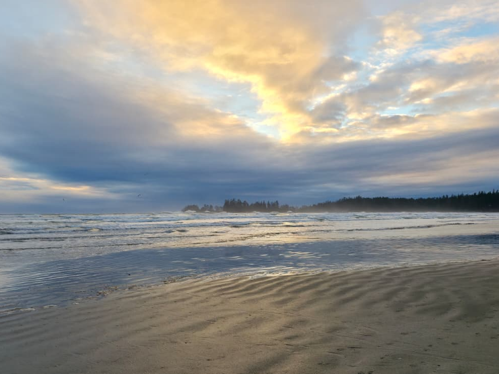 Plage au soleil couchant représentant la confiance. Photo par Aurore Lacas.